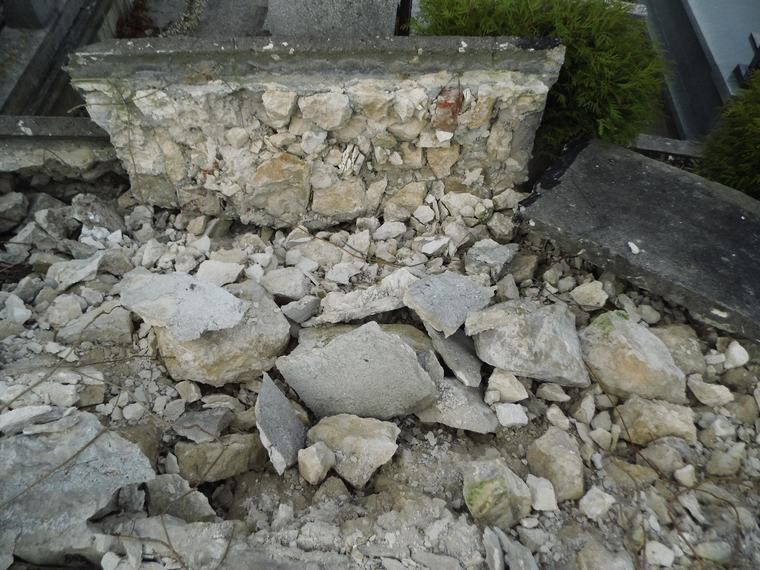 Zawalił się mur na naszym cmentarzu – zdjęcie 4