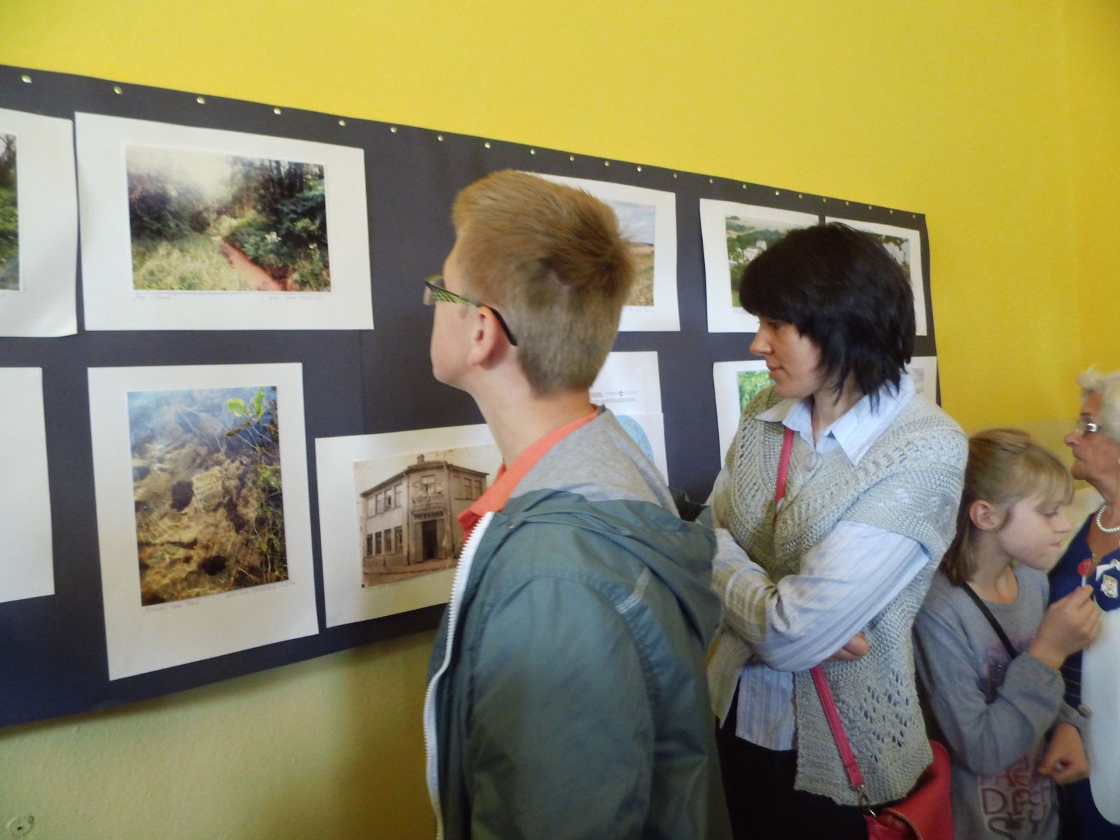 Wystawa " Historia w kadrze zatrzmana" w Domu Parafialnym