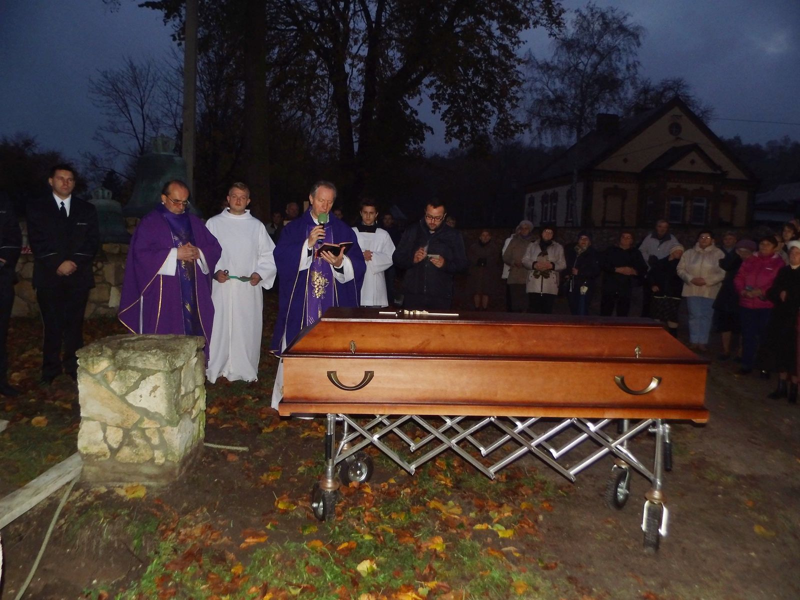 Uroczystości żałobne na placu przy Kolegiacie