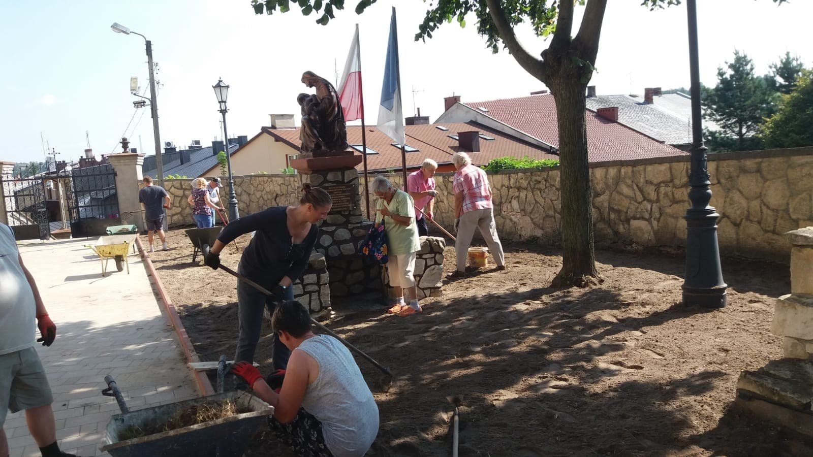 Prace ziemne wokół Kolegiaty