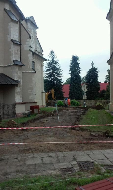 Prace brukarskie wokół Kolegiaty