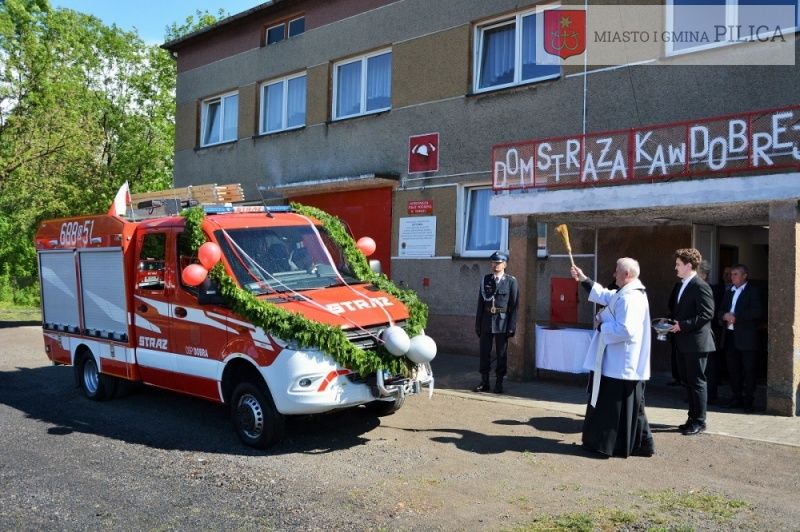 Poświęcenie wozu strażackiego w Dobrej
