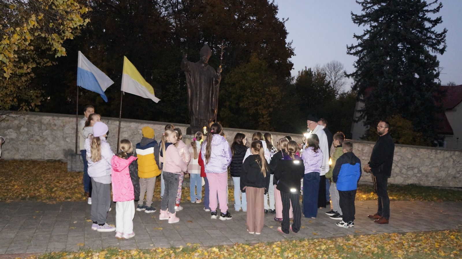 Litania przy pomniku papieża